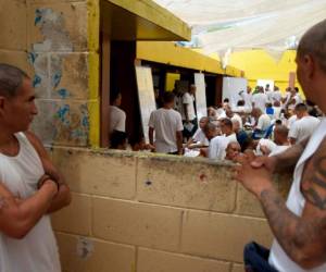 Según la investigación, los grupos delincuenciales realizan llamadas telefónicas para exigir dinero a sus víctimas con amenazas de muerte e intimidaciones. Foto: AFP