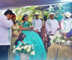 La joven se mostró muy feliz y satisfecha en su fiesta de quinceaños.