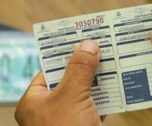 Largas filas, molestia y confusión generó este viernes la caída del sistema del Instituto de la Propiedad, que impidió a los usuarios pagar la matrícula correspondiente a las placas terminadas en 8 y 9.