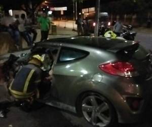 Cuatro personas se accidentaron y resultaron heridas al impactar en una rotonda del barrio La Ceibita.