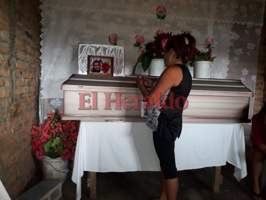 En la que fue su casa en la colonia Nueva Suyapa eran velados los restos mortales de Yojana Flores.