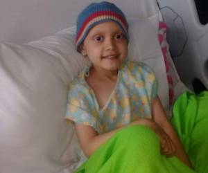 Andrea María Vásquez Herrera, de ocho años de edad, ha tenido que someterse a 140 quimioterapias.