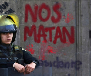 Un guardia de pie frente al Palacio Nacional, la oficina y residencia presidencial, durante una manifestación contra la violencia de género en la Ciudad de México. Foto: AP.