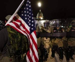 Miembros de la Guardia Nacional y la policía de Washington D.C. mantienen a un pequeño grupo de manifestantes alejado de la capital después de que miles de partidarios de Donald Trump irrumpieran en el edificio del Capitolio de los Estados Unidos tras una manifestación 'Stop the Steal' el 6 de enero de 2021 en Washington. Foto: AFP