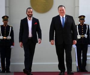 El Secretario de Estado de los Estados Unidos Mike Pompeo camina junto al Presidente salvadoreño Nayib Bukele mientras deja la residencia presidencial en San Salvador. Foto AFP