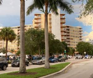 Esta fotografía muestra el edificio Crestview Towers, de 156 apartamentos, el viernes 2 de julio de 2021 en North Miami Beach, Florida. La ciudad ordenó la evacuación de ese edificio luego de que se efectuó una auditoría y se concluyó que es inseguro. (AP Foto/Rebecca Santana)