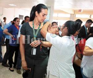 Las personas que se incluyen en esos grupos vulnerables como los empleados de la salud, embarazadas, adultos mayores, enfermos crónicos y otros, han atendido el llamado a vacunarse.