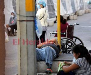 Los centros de triaje en la capital de Honduras ya no dan abasto para más pacientes. Foto: David Romero/EL HERALDO.