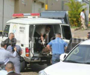 Momento en que los forenses introducían el cuerpo del policía Yader Adony Mencía a una ambulancia del Ministerio Público para trasladarlo a la morgue capitalina y proceder a realizar la respectiva autopsia. Preliminarmente se maneja el caso como un suicidio. Foto: David Romero / EL HERALDO.