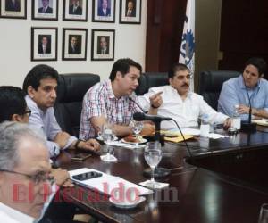 Las autoridades de la CCIC y la ENEE se reunieron el viernes en San Pedro Sula en donde abordaron la situación que atraviesan alrededor de 20 proyectos residenciales y comerciales al no poder conectarse al sistema eléctrico. Foto: EL HERALDO.