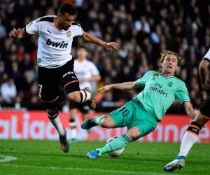 Francis Coquelin cae tras recibir un contacto de Luka Modrid. (AFP)