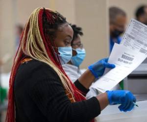 Una empleada del departamento electoral del condado de Broward cuenta papeletas en la Oficina de Lauderhill de Supervisión de Elecciones, el martes 3 de noviembre de 2020 en Lauderhill, Florida, EE.UU.