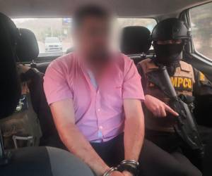 El fiscal de Copán al momento de ser detenido por elementos de la Dirección Policial Anti Maras y Pandillas Contra el Crimen Organizado (Dipampco).