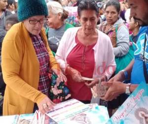 Los feligreses obtuvieron un calendario alusivo a la Virgen de Suyapa. Foto: Efraín Salgado/EL HERALDO