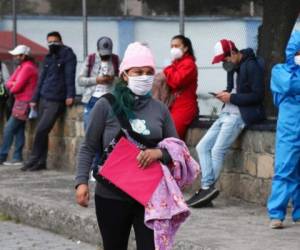 La gente espera en la fila para hacerse las pruebas de covid-19 afuera de una clínica en Quito, Ecuador, el miércoles 29 de julio de 2020. La capital ecuatoriana ha experimentado un aumento en los casos de coronavirus desde que el gobierno comenzó a reabrir la economía el mes pasado.