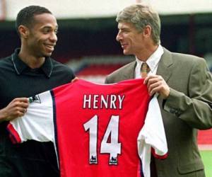 Thierry Henry cuando firmó para el Arsenal de la Premier league de Inglaterra. Foto: Instagram