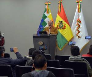 El Ministro de Salud de Bolivia, Aníbal Cruz, da una conferencia de prensa en el palacio de gobierno en la Paz. Foto AFP