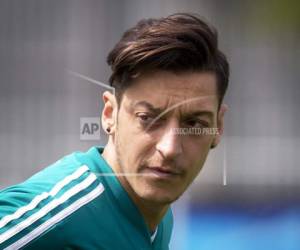 Mesut Özil observa una sesión de entrenamiento del equipo alemán en la Copa Mundial de fútbol 2018 en Vatutinki, cerca de Moscú, Rusia, el jueves 14 de junio de 2018. (AP Photo / Michael Probst).