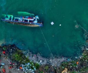 En esta foto publicada por la Agencia de Noticias Xinhua, de un barco de pasajeros volcado en Liupanshui, en la provincia de Guizhou, suroeste de China, el domingo 19 de septiembre de 2021. Foto: AP