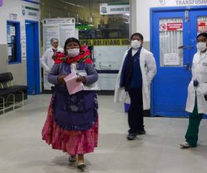 Una mujer usa un cubrebocas como medida de protección para evitar el contagio del nuevo coronavirus en el Hospital Boliviano Holandés, en El Alto, Bolivia, el miércoles 11 de marzo de 2020. En muchas personas el nuevo coronavirus sólo provoca síntomas moderados como fiebre y tos. La gran mayoría de los pacientes se recupera del nuevo virus. AP