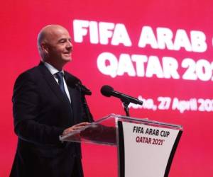 Gianni Infantino, presidente de la FIFA, hablando durante el sorteo oficial de la Copa Árabe de la FIFA Qatar 2021 en la Ópera Katara en la capital de Qatar, Doha. Foto:AFP