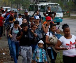 Al llegar a México las caravanas pueden crecer porque se unen migrantes que ya estaban en la zona fronteriza o que llegaron en otros grupos. Foto: AP