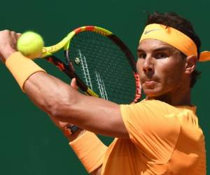 El español Rafael Nadal juega un revés contra Dominic Thiem de Austria durante su partido de tenis individual en el torneo ATP Masters Series de Montecarlo en Mónaco. Foto:AFP