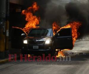 Momento exacto en el que el vehículo del abogado estaba prendido en llamas en el centro de Tegucigalpa. (Foto: Emilio Flores / EL HERALDO)