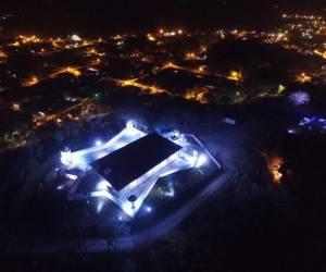 El Fuerte de San Cristóbal luce imponente cuando se pone el sol y lo arropa la luna.