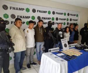 Entre los siete detenidos estaban tres mujeres, quienes realizaban el cobro de extorsión en varias zonas. Foto: EL HERALDO