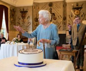 La reina Isabel II añade un nuevo logro a su reinado, que ya ha batido todos los récords, al convertirse el domingo en la primera monarca británica que celebra su jubileo de platino. Foto AFP