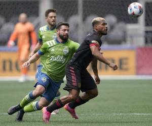 El delantero venezolano Josef Martínez (derecha) del Atlanta United controla el balón ante el mediocampista Joao Paulo, del Sounders de Seattle, en un un partido de la MLS, el domingo 23 de mayo de 2021. Foto:AP