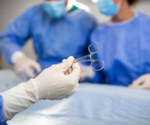 Una mujer de 53 años denunció que un cirujano le dejó olvidadas unas tijeras quirúrgicas dentro de su abdomen. Esto es lo que se sabe del caso.