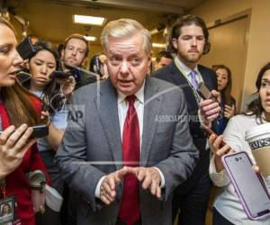 El senador republicano Lindsey Graham habla con los reporteros mientras llega al Capitolio en Washington, durante el juicio político al presidente Donald Trump.
