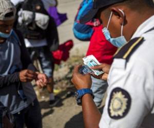 Unas 7,000 personas ingresaron en la última caravana y la mayoría fueron devueltas a Honduras, según datos oficiales de Guatemala que fustigó a su país vecino por no evitar su salida. Foto: AP.