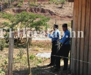 Elementos de la Dirección Policial de Investigaciones (DPI) cuestodian la escena donde fue encontrado Emilio López Hernández. Fotos: Mario Urrutia/ EL HERALDO