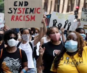 Gente marcha contra el racismo en Chicago, 19 de junio de 2020.