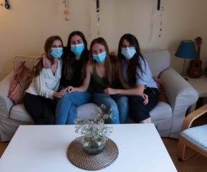 Las doctoras españolas Lourdes Ramos, Cristina Ríos, María Luisa Prados y Ana Rubio posan en su apartamento en Madrid. Foto: Agencia AFP.