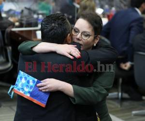 La diputada fue recibida con abrazos por algunos de sus compañeros del Legislativo.