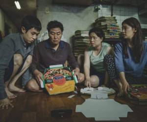 Archifavorita para el Oscar, los 'bookmakers' o expertos en apuestas esperan que 'Parásitos' sea nominado a la categoría de mejor película extranjera. Foto: Los Ángeles Times.