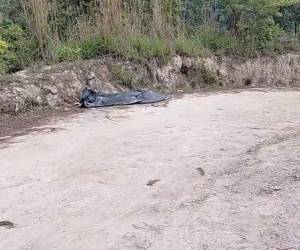 Una de las víctimas quedó tendida en el suelo de tierra donde ocurrió el ataque.