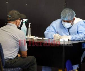 Los centros de triaje a diario reciben decenas de pacientes con sospecha de tener covid-19, en las últimas semanas la afluencia de pacientes ha incrementado. Foto: David Romero/ EL HERALDO