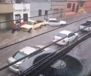 Los torrenciales, que duraron entre 30 a 60 minutos, afectaron principalmente calles y avenidas de Comayagüela, según se constatan en videos compartidos en las redes sociales.