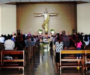 El cuerpo del abogado fue velado el martes, alrededor de las 2:00 de la tarde se realizó una misa de cuerpo presente en la iglesia San Juan Bosco del Instituto Salesiano San Miguel. Foto: Estalin Irías/ EL HERALDO