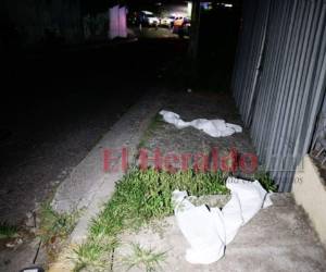 Las prendas que utilizaron los sicarios para cometer el atroz crimen quedaron tendidas en las calles de la colonia Lomas del Mayab. Foto: Emilio Flores | EL HERALDO