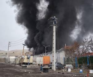 Irán permanece bajo una nube de humo negro tras ataques de Israel.