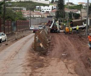 Se realiza la construcción de la barrera divisoria de los carriles. Foto: Marin Salgado/El Heraldo.