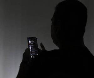 Los delincuentes contactan a la víctima a través de sus redes sociales o aplicaciones de mensajería y se hacen pasar por un cliente que desea solicitar un servicio.