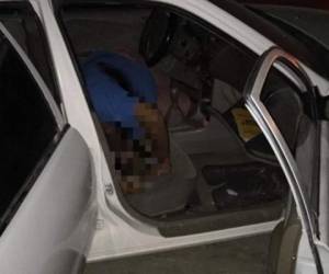 Una de las víctimas fue atacada dentro de un vehículo. El crimen ocurrió en la colonia Victoria de Choloma, al norte de Honduras. Fotos: Cortesía.