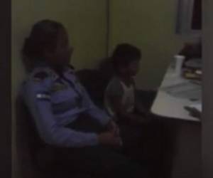 La mujer policía fue captada en un video por otro de sus compañeros mientras realizaba un hecho.